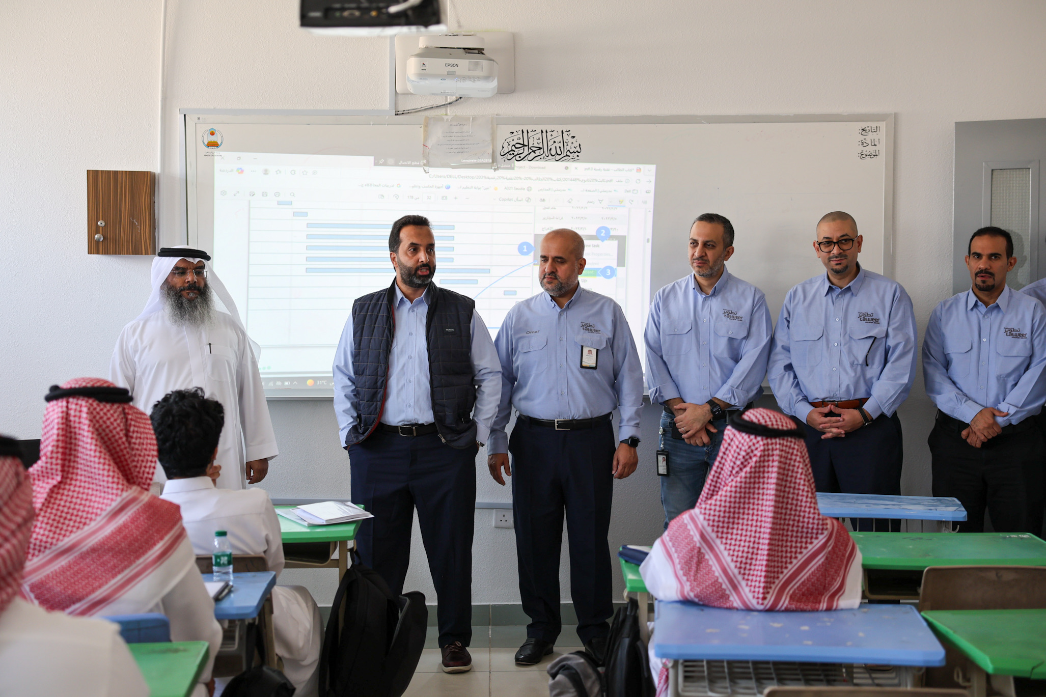 الرئيس التنفيذي لمجموعة شركات تطوير التعليم القابضة والرؤساء التنفيذيين للشركات التابعة يزورون مدرسة ابن سيناء بــالرياض